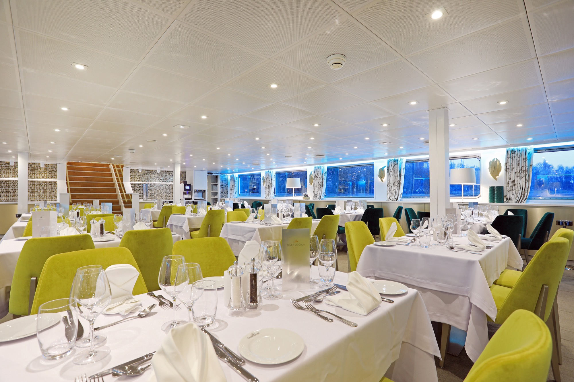 CroisiEurope MS Elbe Princesse II Restaurant 4.jpg